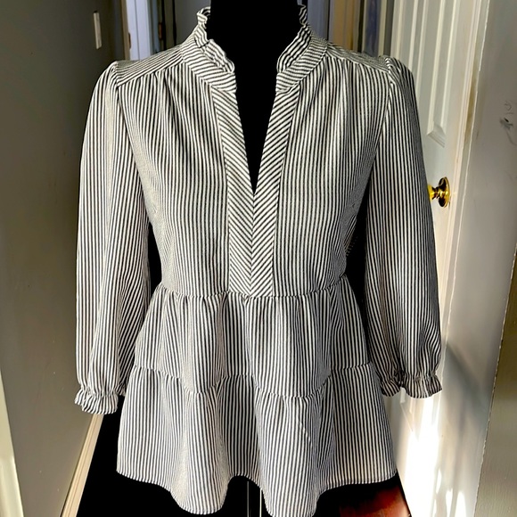 beautiful gray top. never worn. - Picture 1 of 4